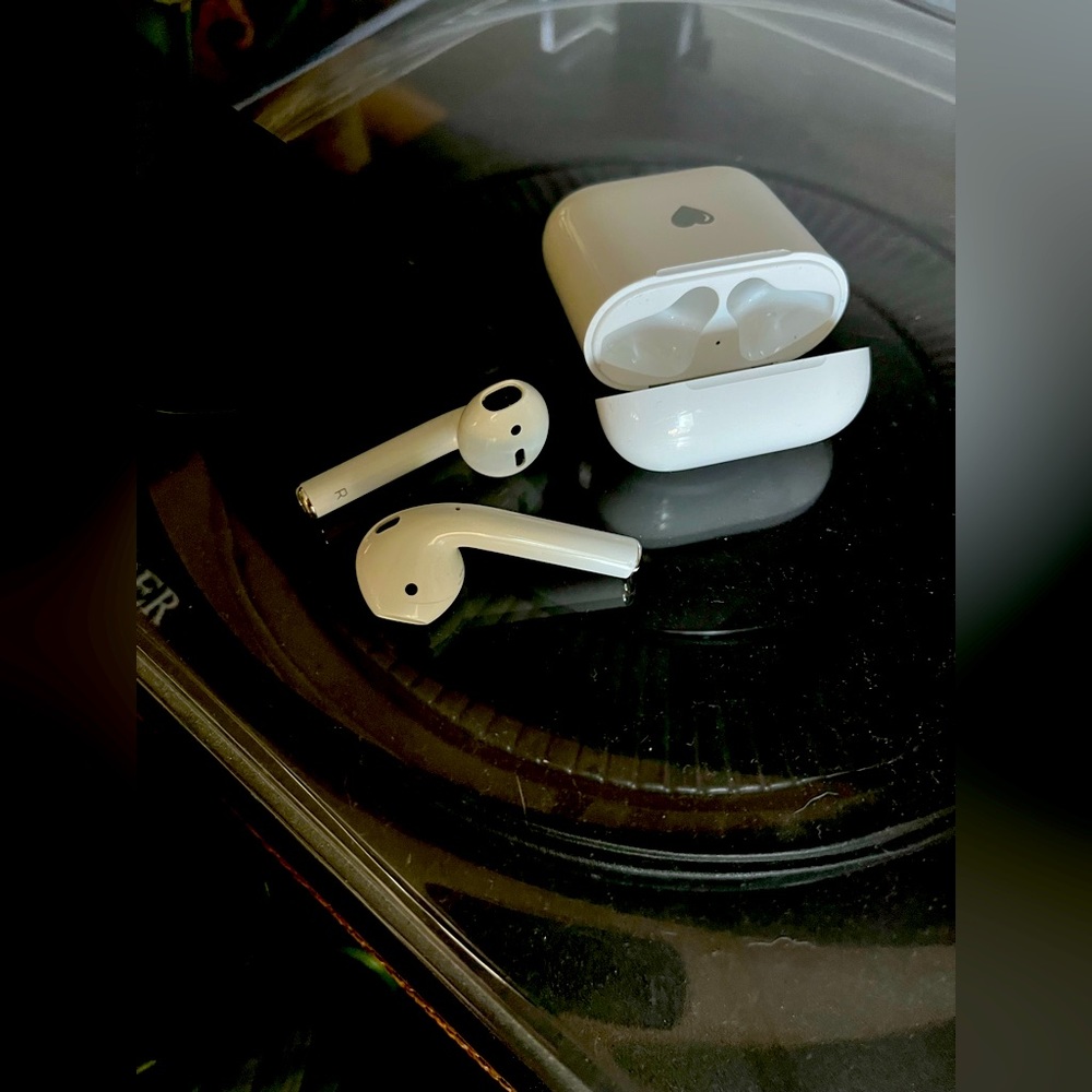 Like New: Apple AirPods, White
